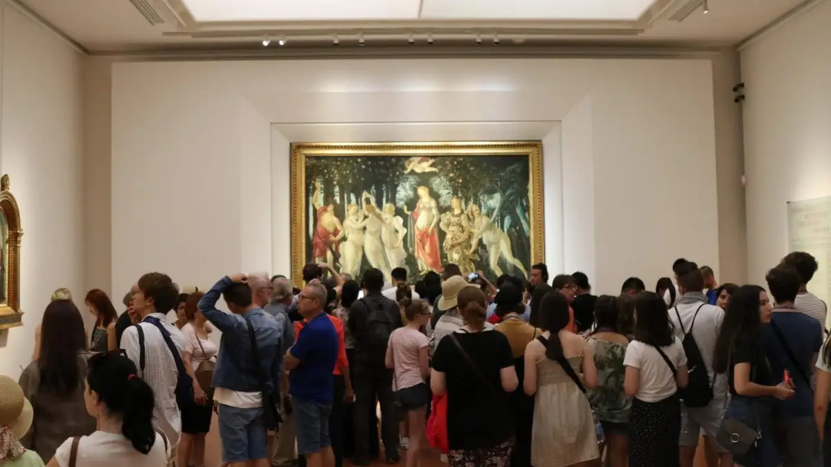 A large group of people at the Uffizi Gallery