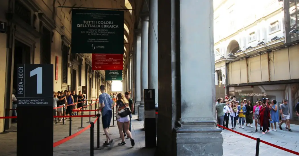 Queue in front of Door 1 at the Uffizi gallery